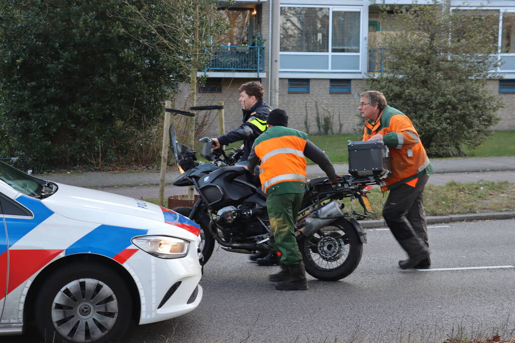Motorrijder onderuit, groenvoorziening schiet te hulp