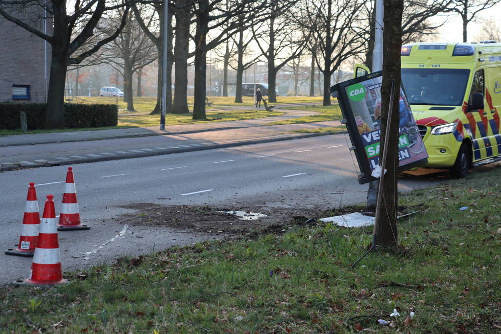 Motorrijder onderuit, groenvoorziening schiet te hulp