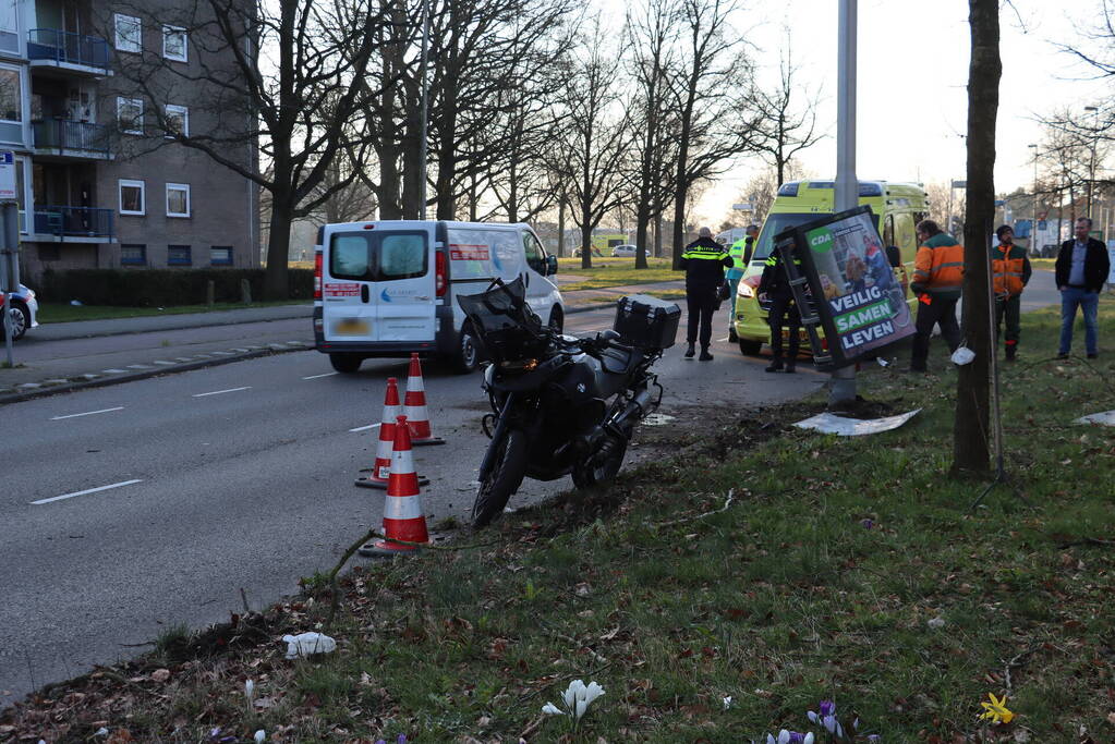 Motorrijder onderuit, groenvoorziening schiet te hulp