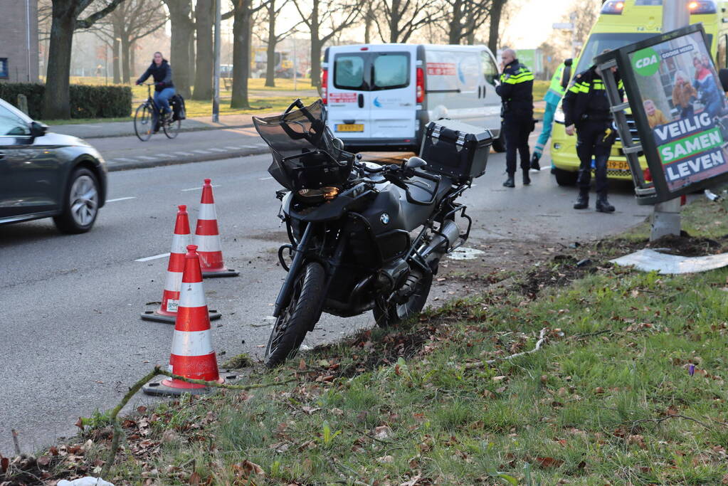 Motorrijder onderuit, groenvoorziening schiet te hulp
