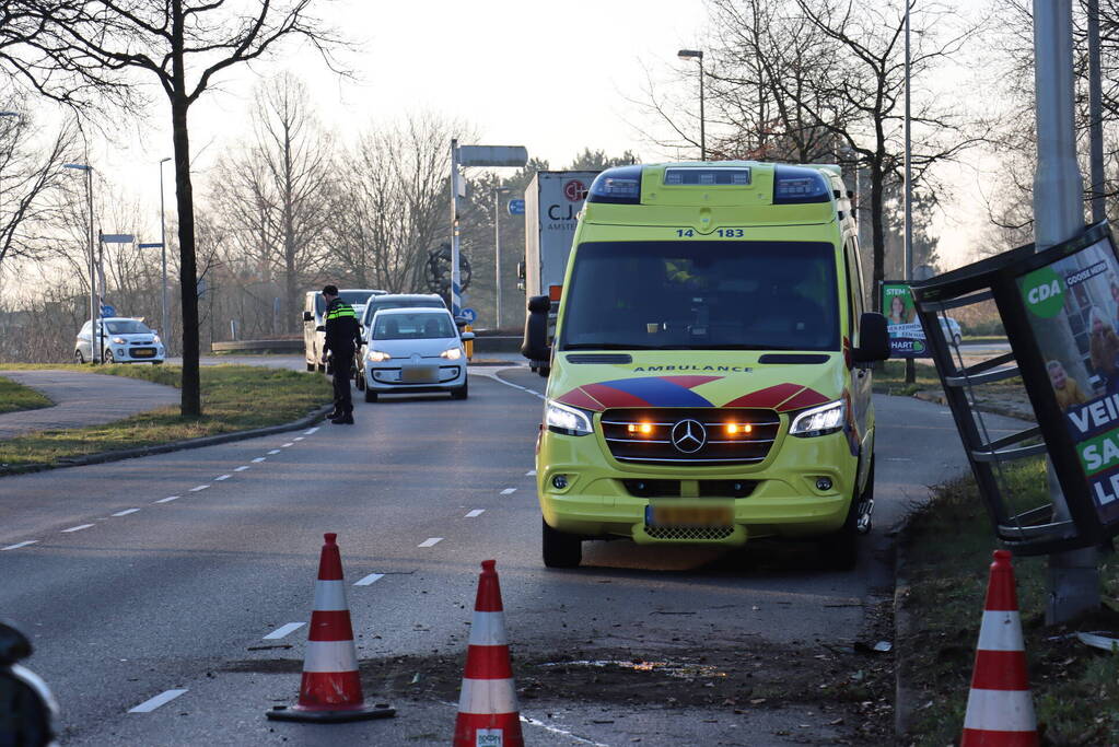 Motorrijder onderuit, groenvoorziening schiet te hulp