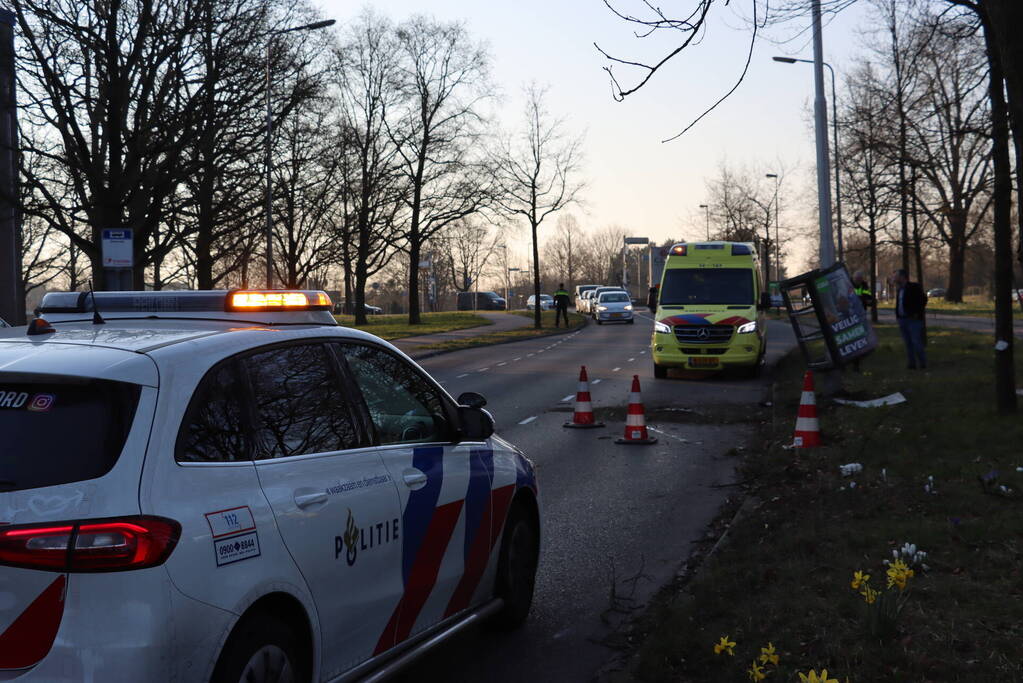 Motorrijder onderuit, groenvoorziening schiet te hulp