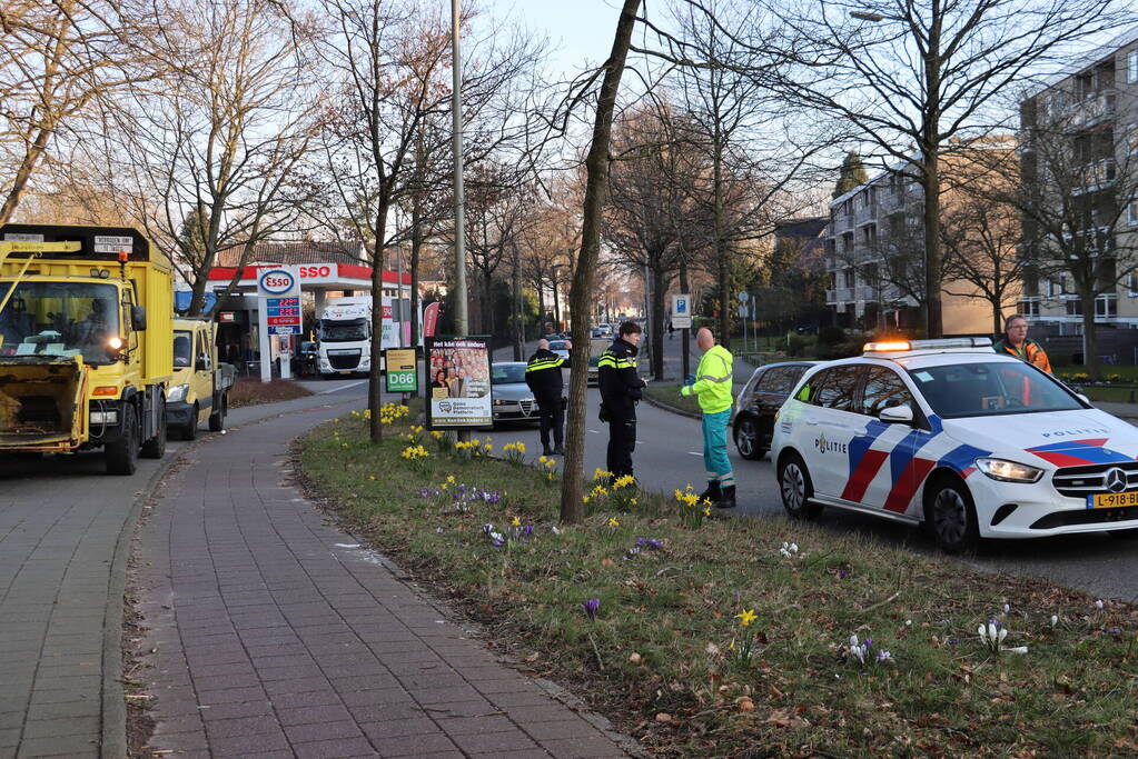 Motorrijder onderuit, groenvoorziening schiet te hulp