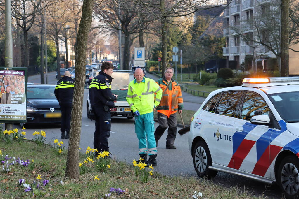 Motorrijder onderuit, groenvoorziening schiet te hulp