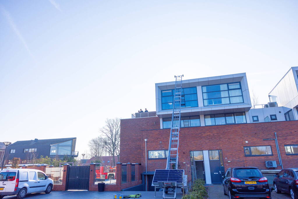 Brand in dakisolatie van woning tijdens werkzaamheden