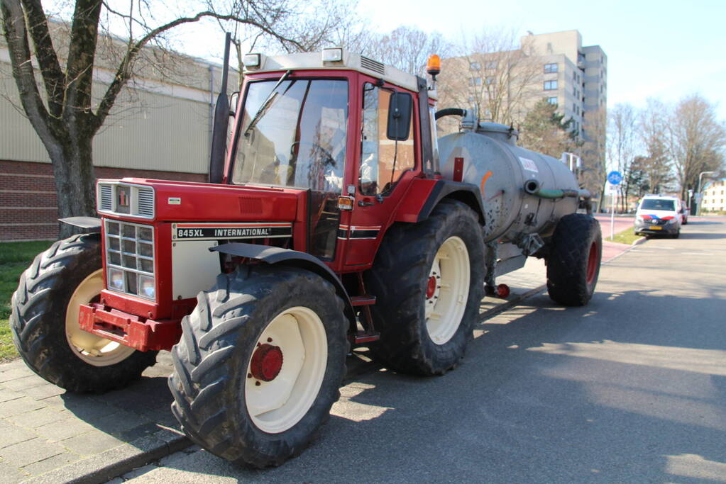 Tractor met giertank botst achterop personenauto