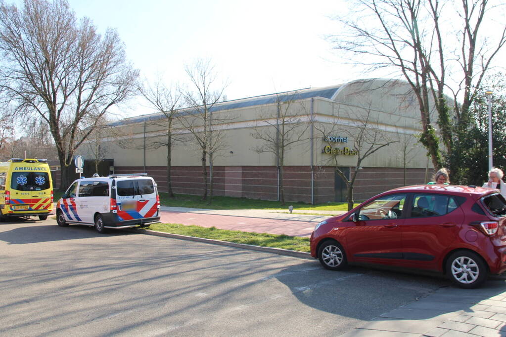 Tractor met giertank botst achterop personenauto