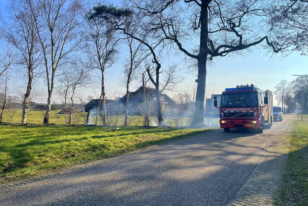 Brandweermannen blussen bermbrand