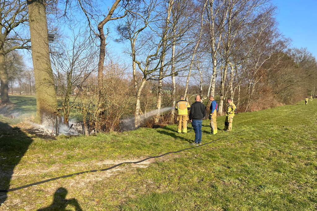 Brandweermannen blussen bermbrand