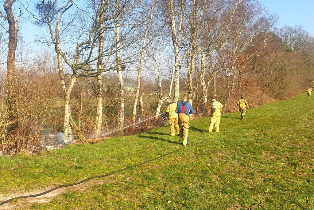 Brandweermannen blussen bermbrand