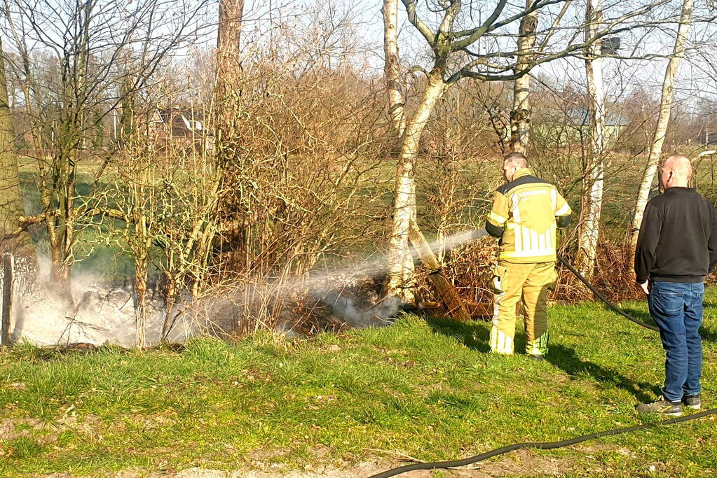 Brandweermannen blussen bermbrand