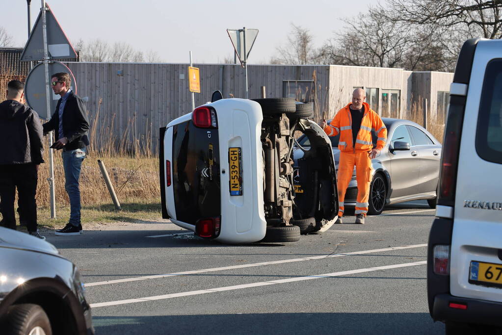 Auto belandt op zijkant na aanrijding