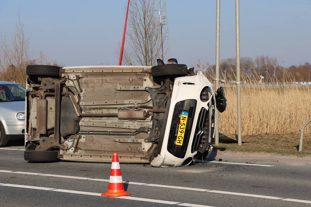 Auto belandt op zijkant na aanrijding