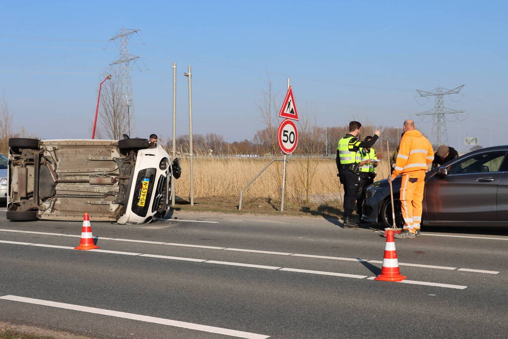 Auto belandt op zijkant na aanrijding