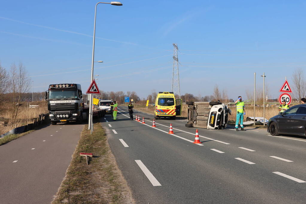 Auto belandt op zijkant na aanrijding