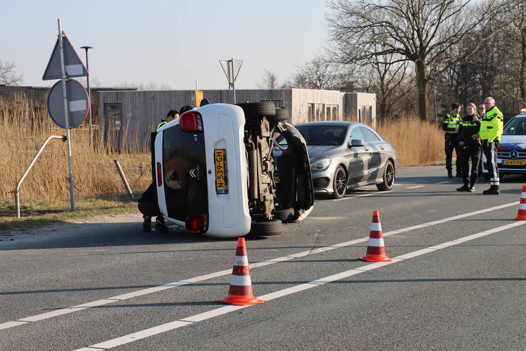 Auto belandt op zijkant na aanrijding