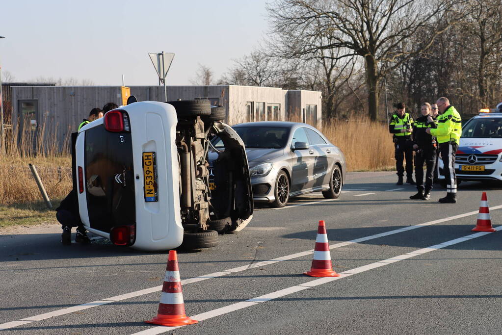 Auto belandt op zijkant na aanrijding