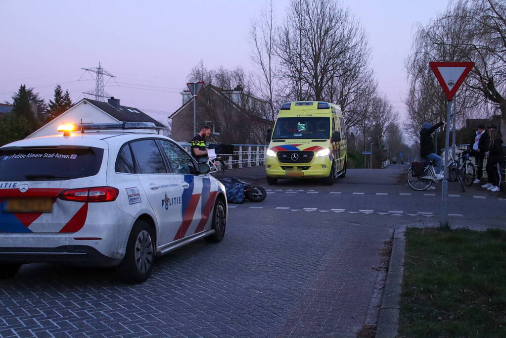 Fietser en bezorger op scooter in botsing