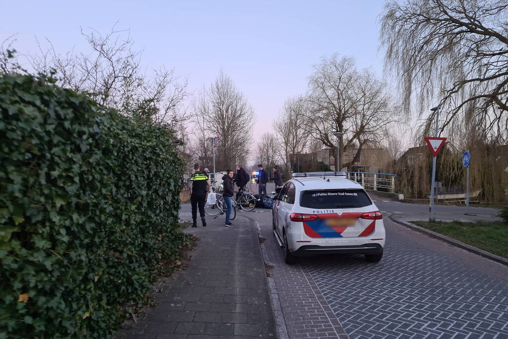 Fietser en bezorger op scooter in botsing