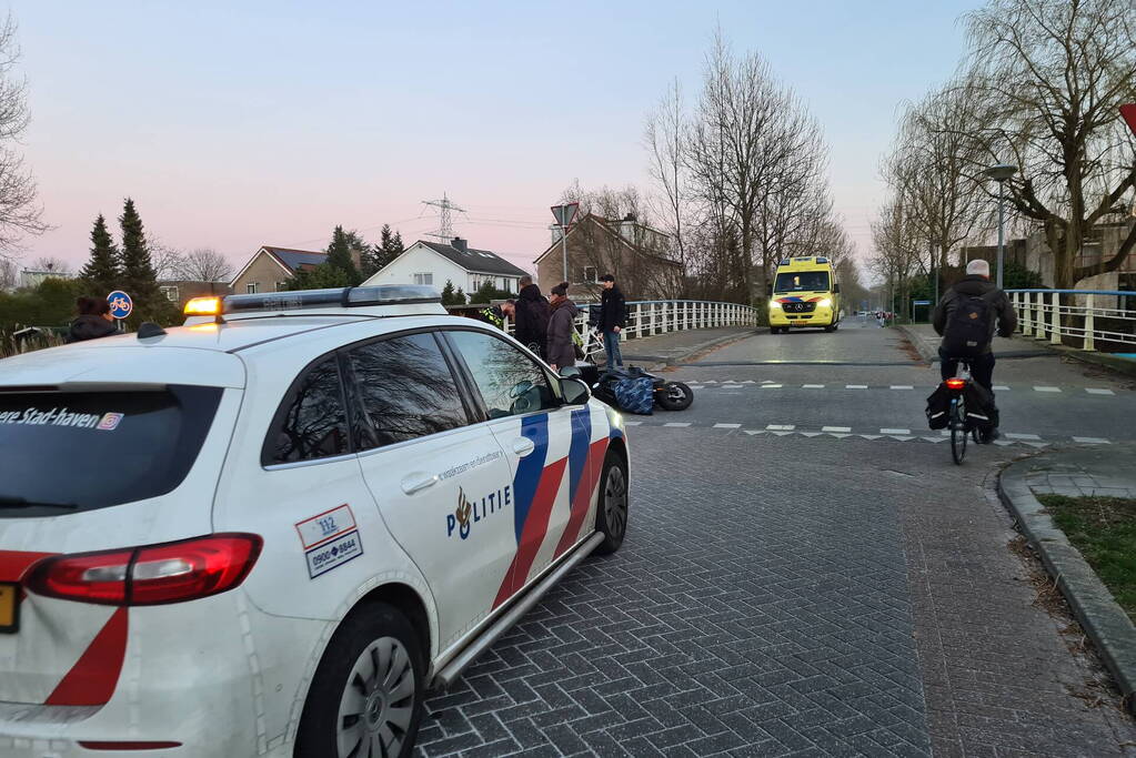 Fietser en bezorger op scooter in botsing