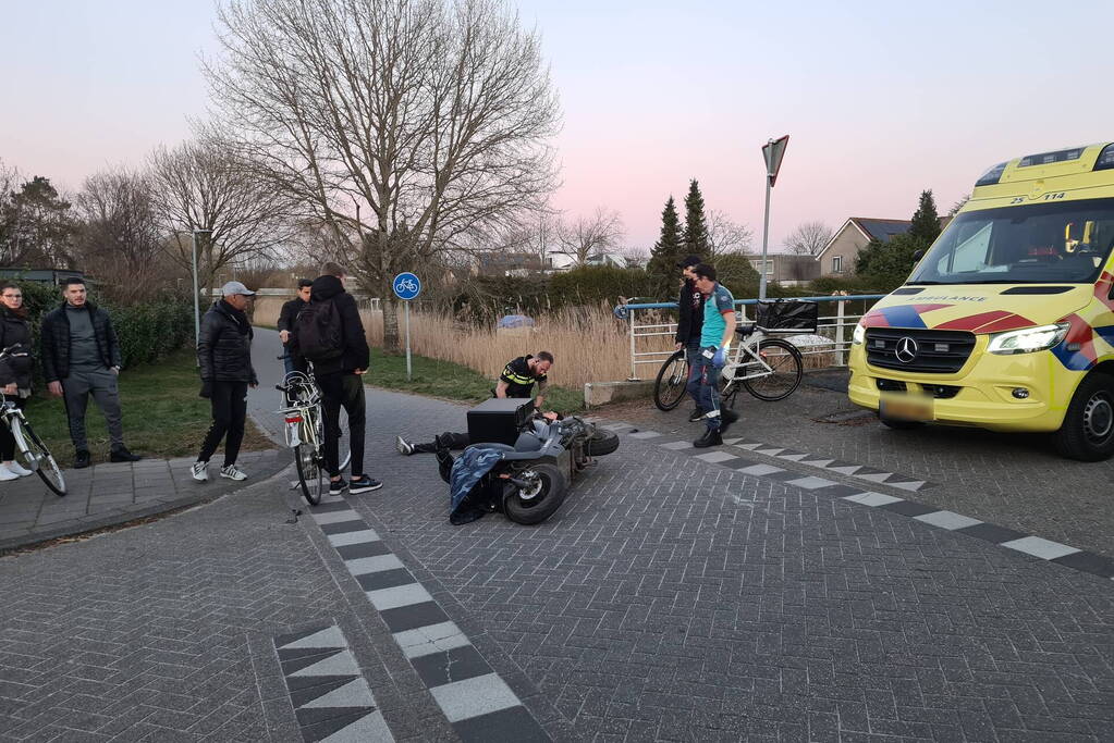 Fietser en bezorger op scooter in botsing