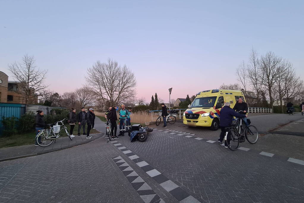 Fietser en bezorger op scooter in botsing