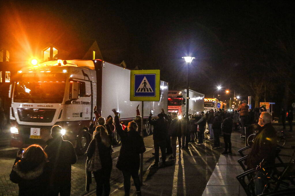 Zes vrachtwagens uitgezwaaid door dorpsbewoners