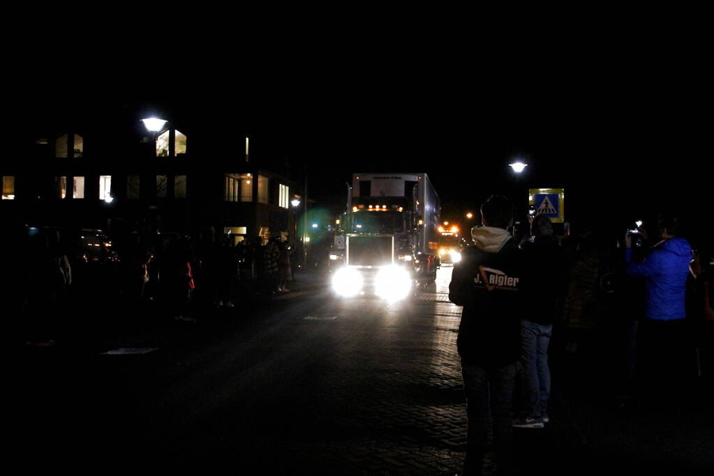 Zes vrachtwagens uitgezwaaid door dorpsbewoners