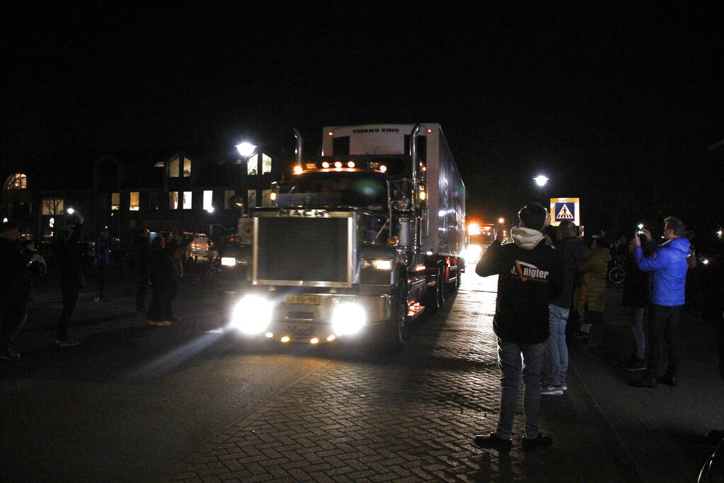 Zes vrachtwagens uitgezwaaid door dorpsbewoners