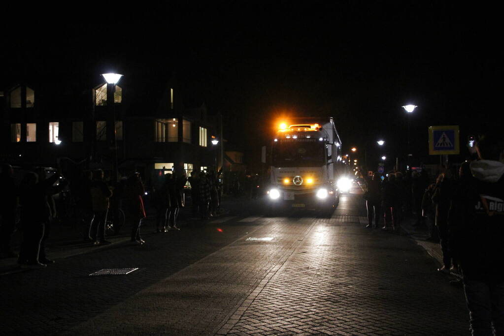 Zes vrachtwagens uitgezwaaid door dorpsbewoners