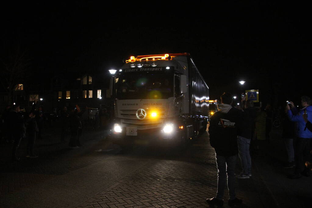 Zes vrachtwagens uitgezwaaid door dorpsbewoners