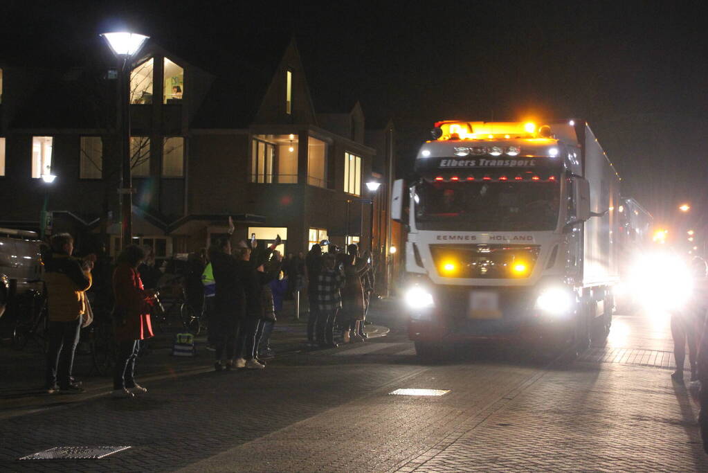 Zes vrachtwagens uitgezwaaid door dorpsbewoners