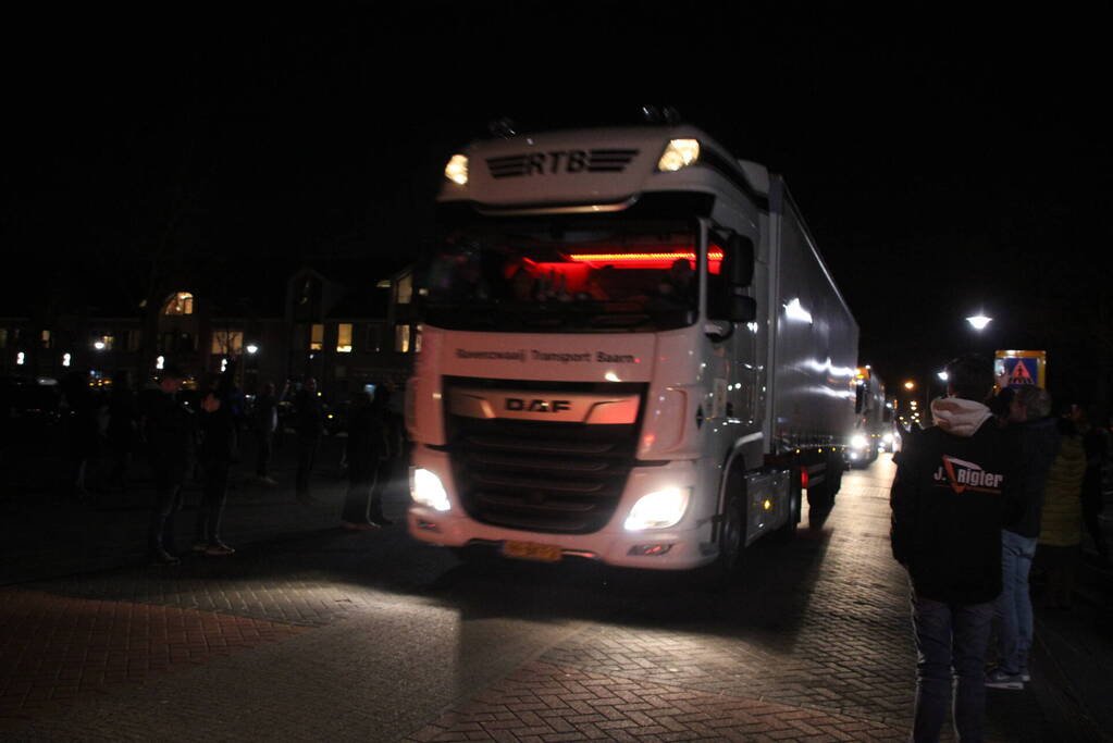 Zes vrachtwagens uitgezwaaid door dorpsbewoners