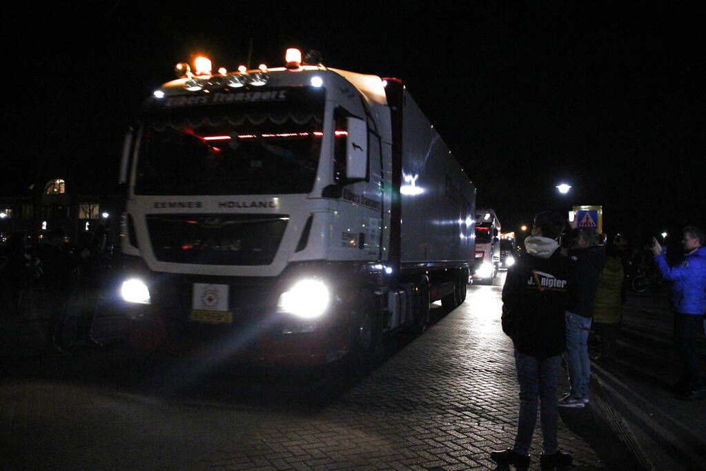 Zes vrachtwagens uitgezwaaid door dorpsbewoners