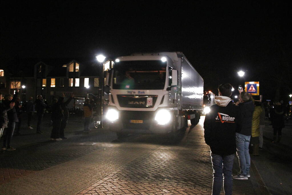 Zes vrachtwagens uitgezwaaid door dorpsbewoners