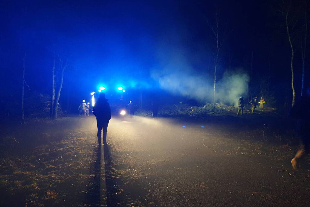 Brandweer blust brandende takken