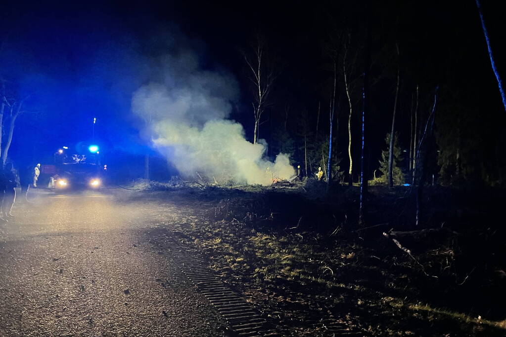 Brandweer blust brandende takken