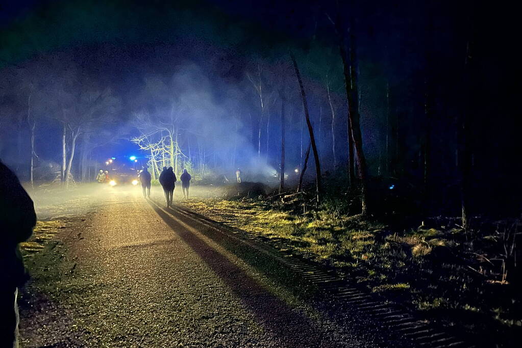 Brandweer blust brandende takken