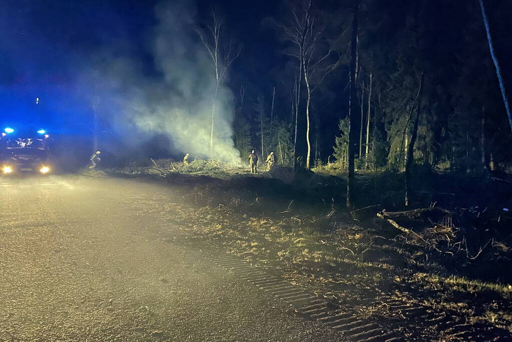 Brandweer blust brandende takken