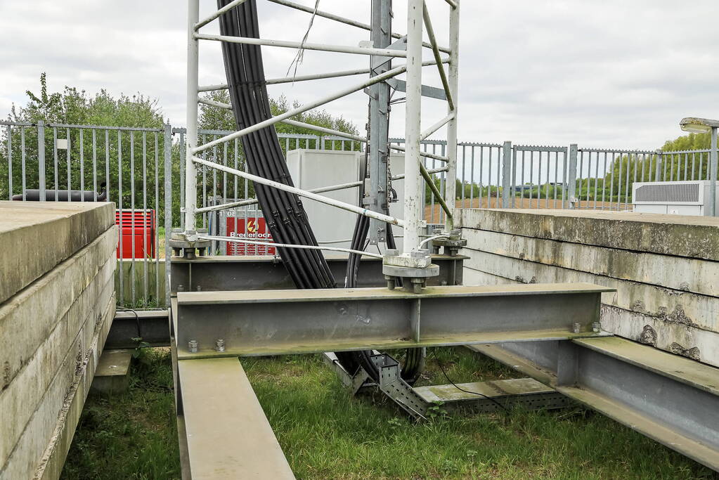 Zendmast beschadigd vanwege brand