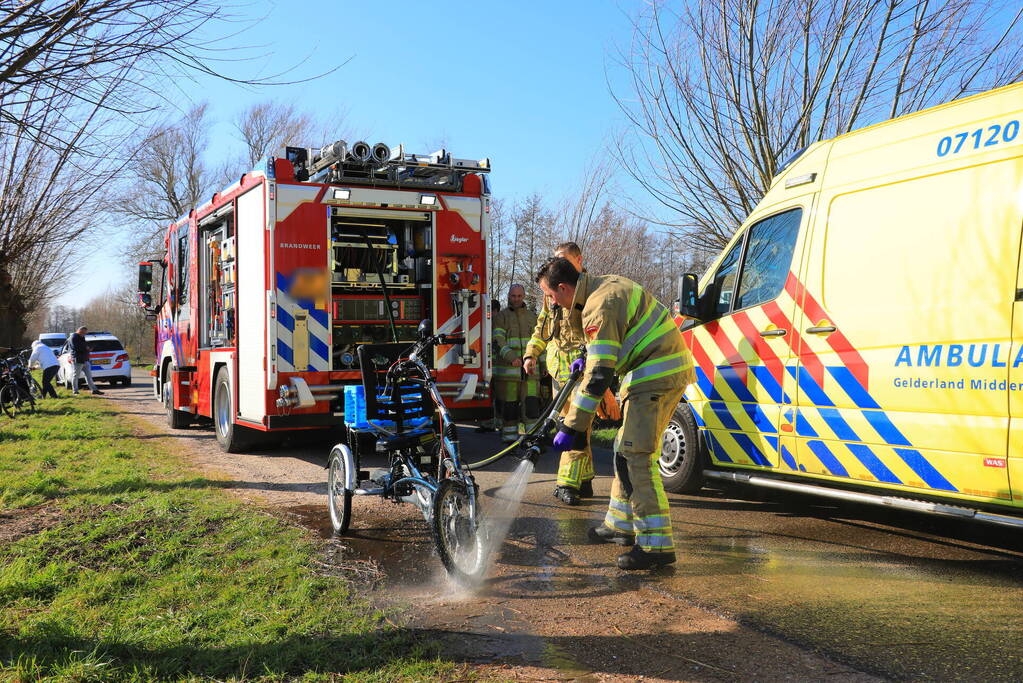 Man met driewieler rijdt de sloot in