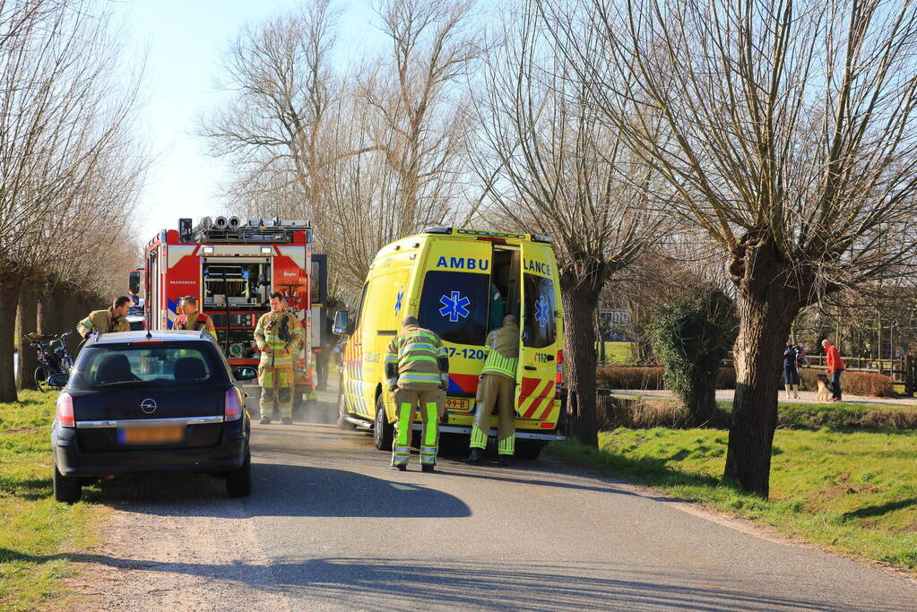 Man met driewieler rijdt de sloot in