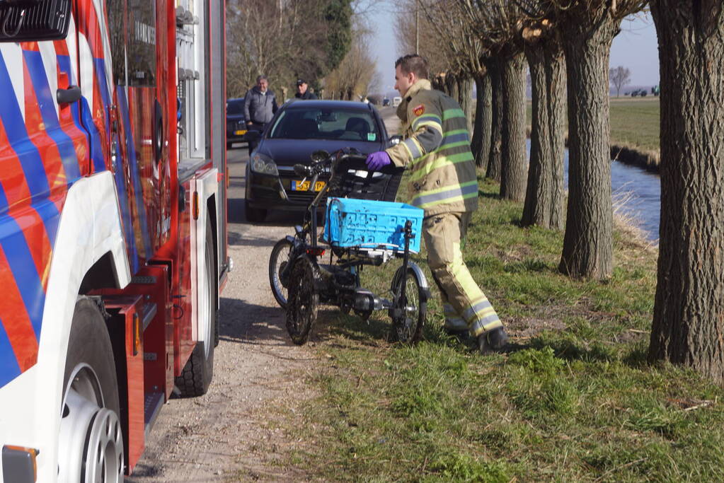 Man met driewieler rijdt de sloot in