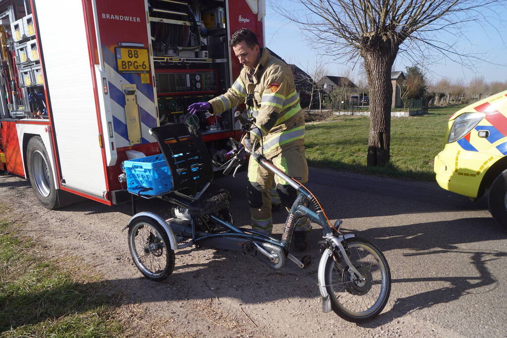 Man met driewieler rijdt de sloot in