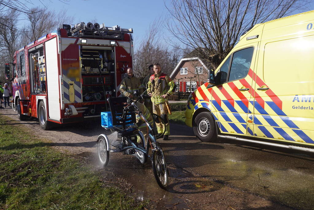 Man met driewieler rijdt de sloot in