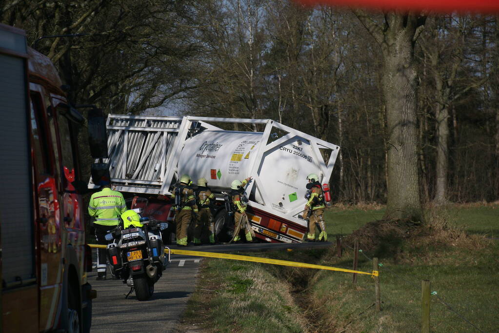 Vrachtwagen belandt in sloot