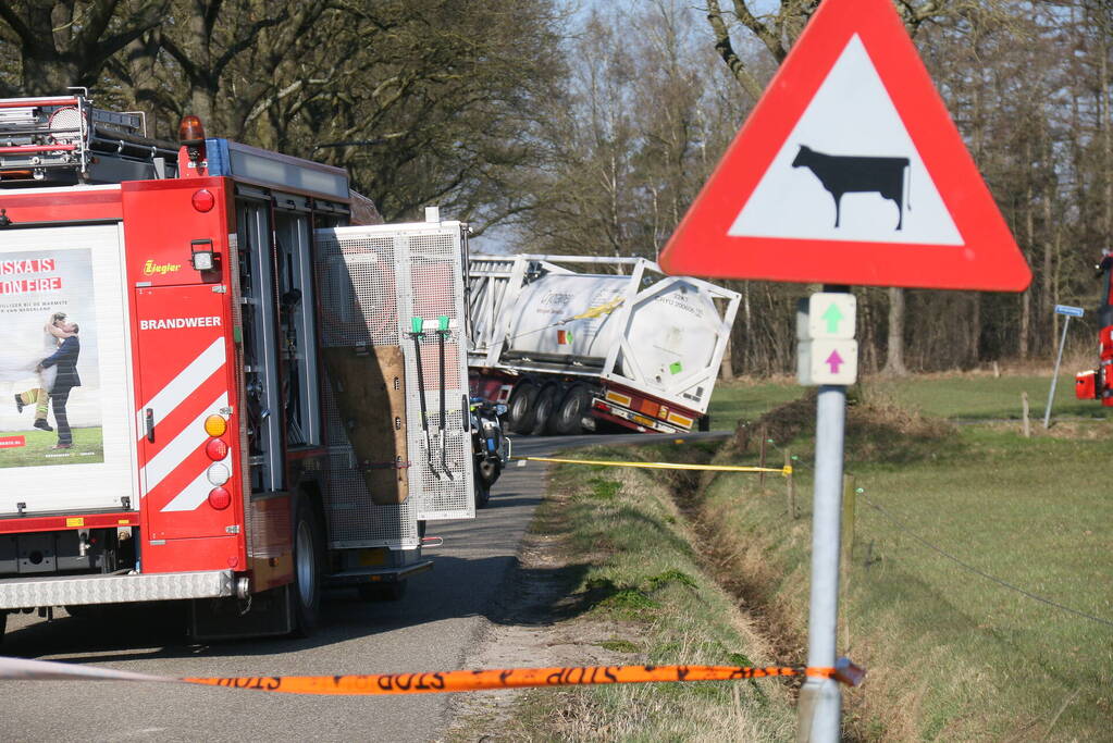 Vrachtwagen belandt in sloot