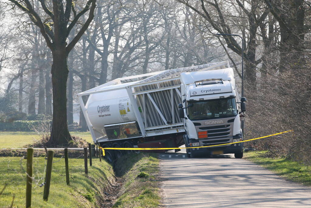 Vrachtwagen belandt in sloot
