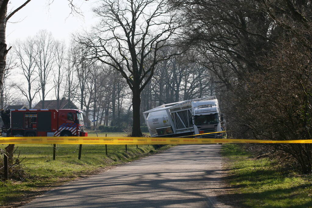 Vrachtwagen belandt in sloot