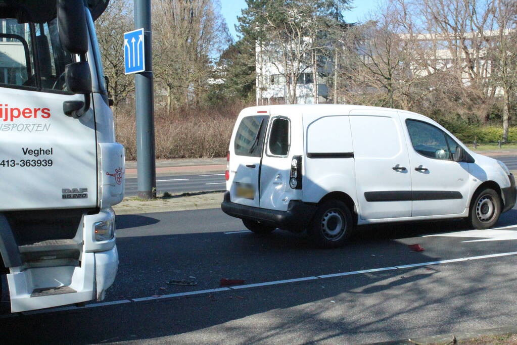 Drie voertuigen betrokken bij botsing